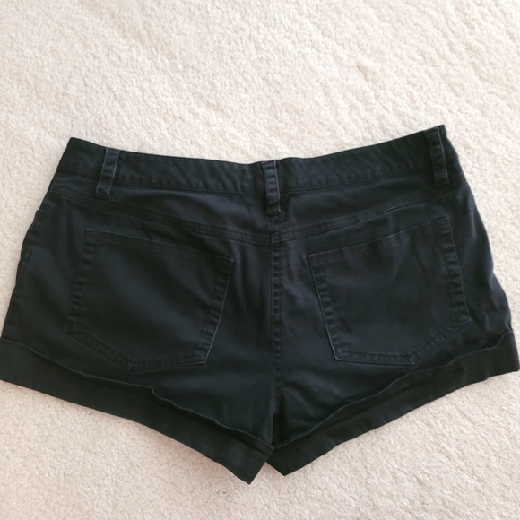 Short short! - Picture 2 of 3